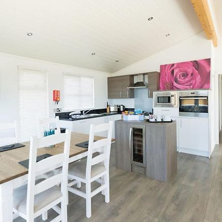 Fishguard Bay Resort Llanllawer Buitenkant foto