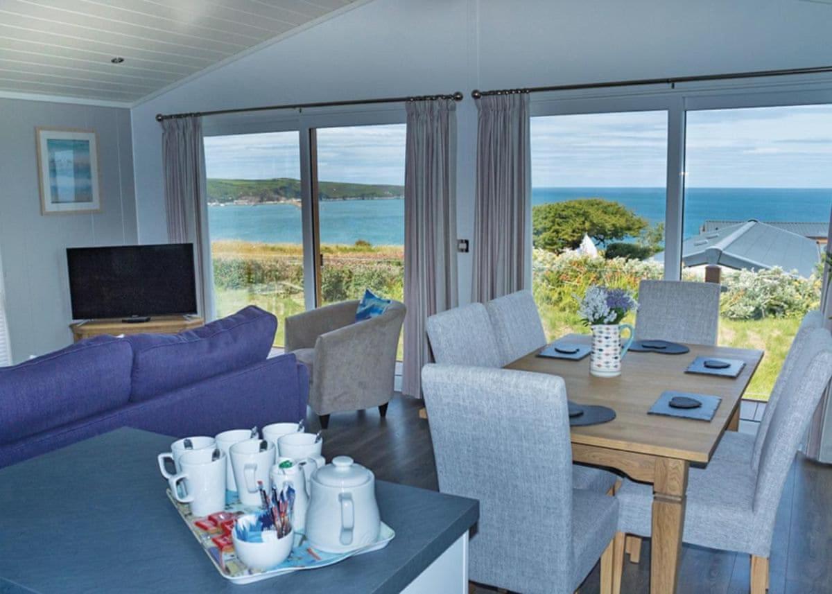 Fishguard Bay Resort Llanllawer Buitenkant foto