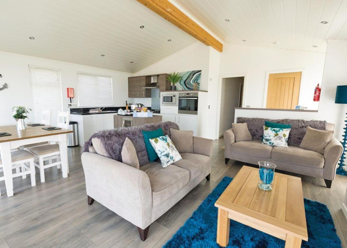 Fishguard Bay Resort Llanllawer Buitenkant foto