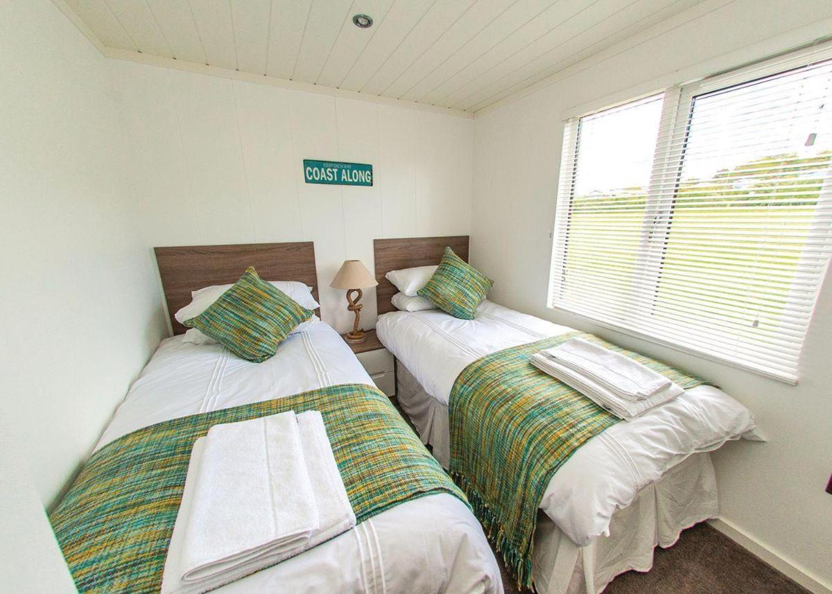 Fishguard Bay Resort Llanllawer Buitenkant foto